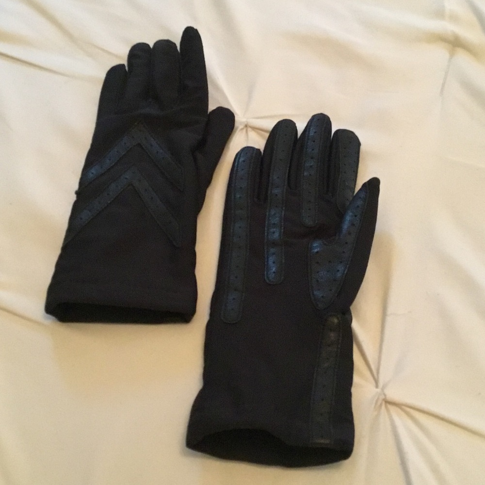 Isotoner-EUC-Women’s Classic Chevron Black Thinsulate Driving Gloves